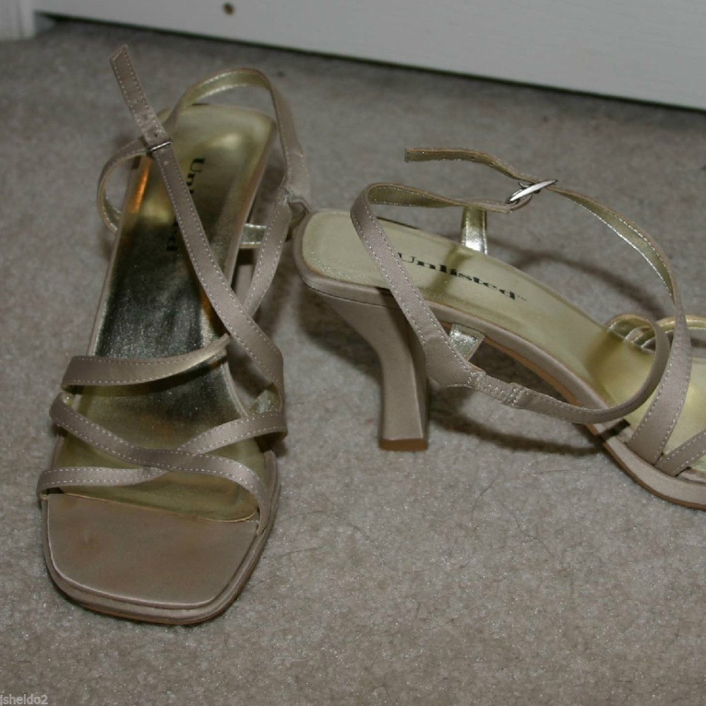 Unlisted by Kenneth Cole Taupe Sandal SZ 8.5
